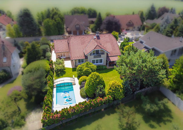 TOP CENA!!! RODINNÁ VILA S BAZÉNOM, POZEMOK 975 m2, GARÁŽ