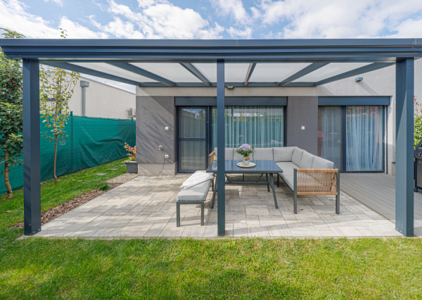 ZNÍŽENÁ CENA - ELEGANTNÝ A VEĽKÝ 3-IZBOVÝ BYT SO ZÁHRADKOU