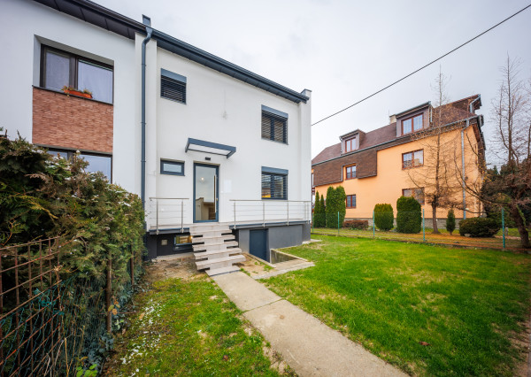 VEĽKÝ 5-IZBOVÝ KOMPLETNE ZREKONŠTRUOVANÝ RD, DVOJGARÁŽ