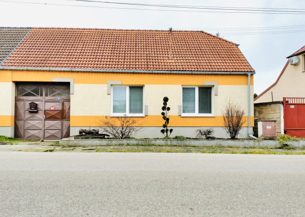 EXKLUZÍVNE PREDAJ staršieho RD s veľkou záhradou v obci Čáry