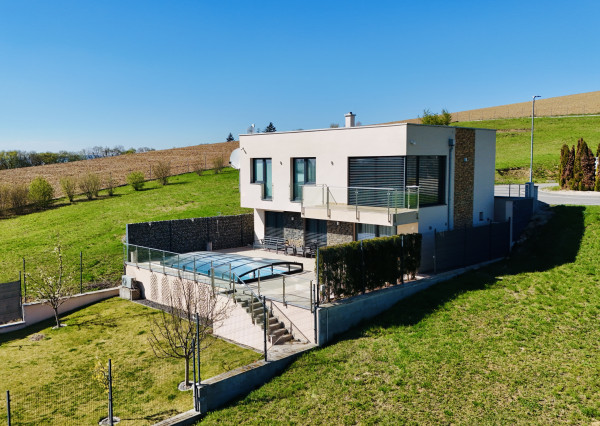 PREDAJ moderný 4i rodinný dom s vyhrievaným bazénom pri Piešťanoch