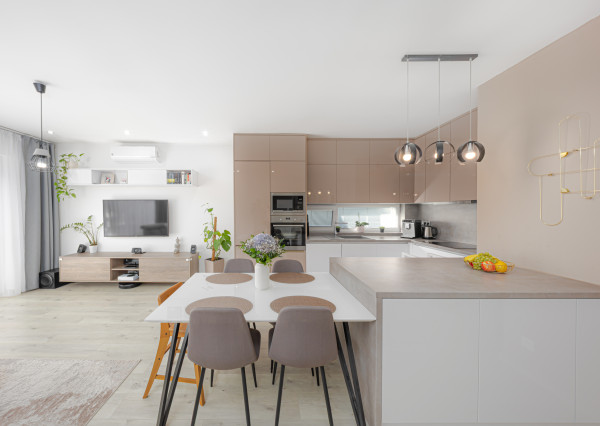 TOP CENA - ELEGANTNÝ A VEĽKÝ 3-IZBOVÝ BYT SO ZÁHRADKOU