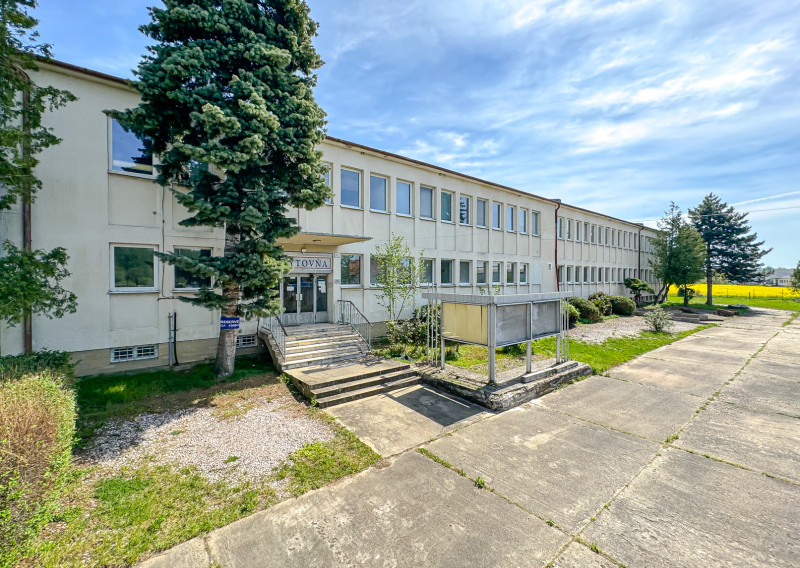 NA PRENÁJOM UBYTOVŇA, PARKOVANIE PRE 20 ÁUT, SKLADY, ŠOPORŇA
