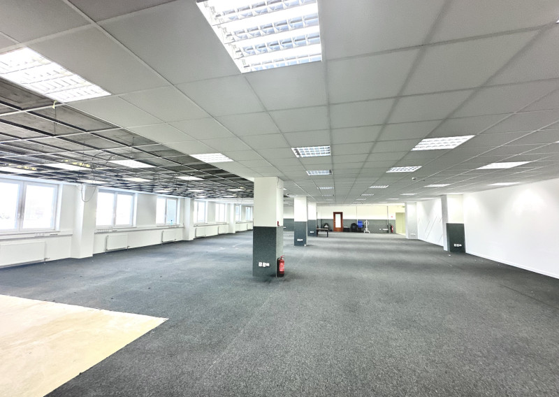 VEĽKÝ OPEN SPACE 620 m2/PARKOVANIE V UZAVRETOM AREÁLI,BA II.